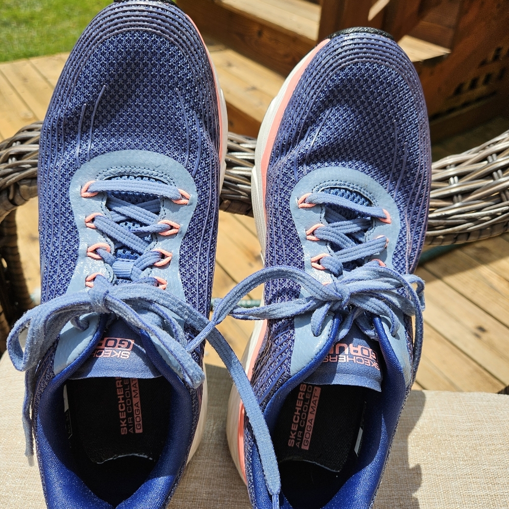 Sketchers sneakers